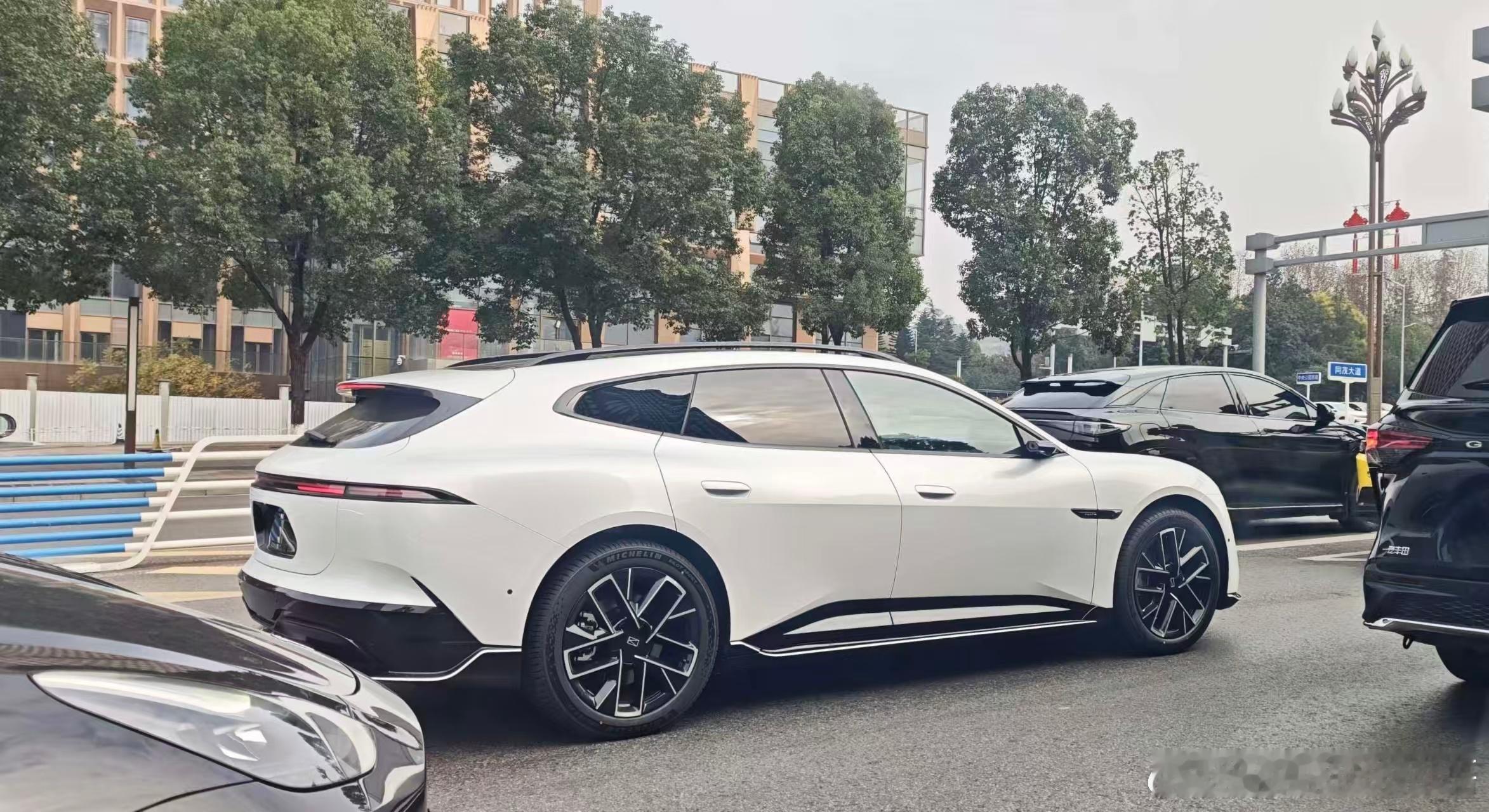 阿维塔 06T，实车图！这款车首发分布式电驱技术，可以侧方位停车，原地掉头，对驾