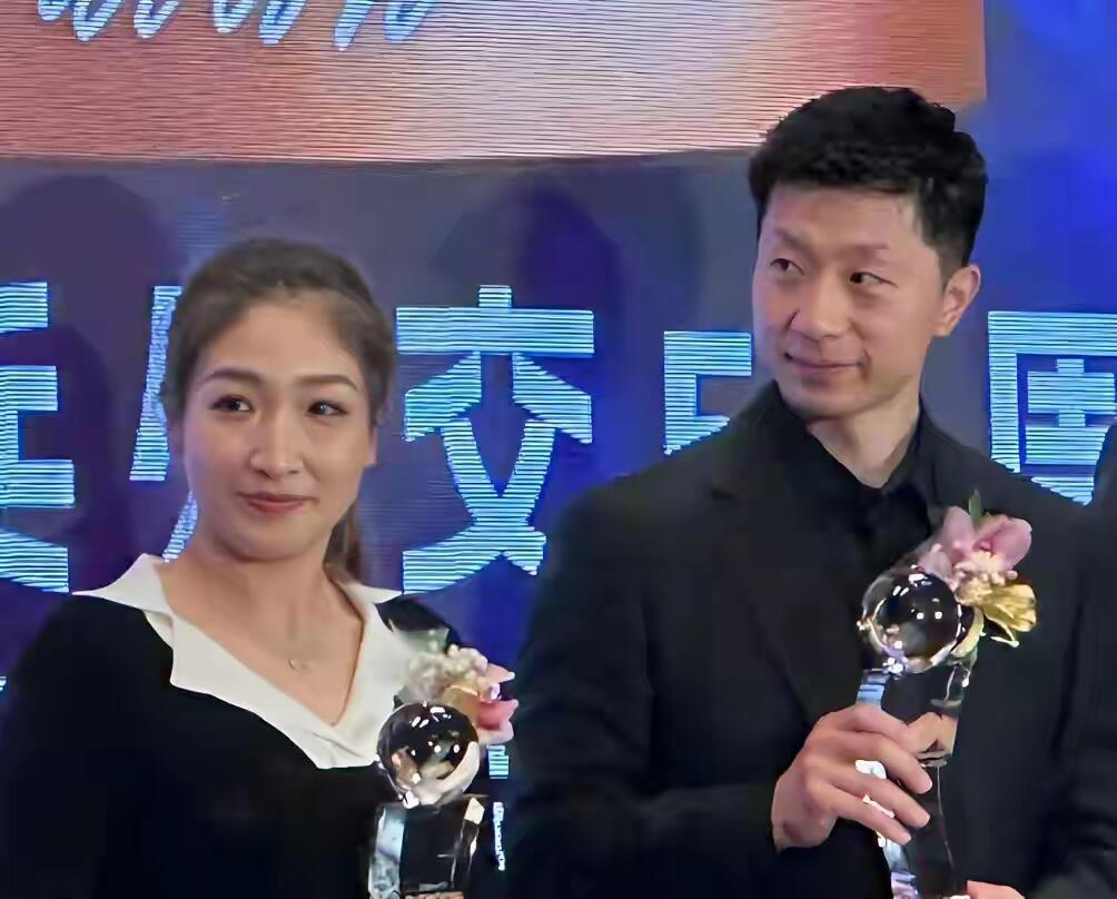 马龙、刘诗雯荣获个人外交贡献奖北京时间12月23日，马龙和刘诗雯参加中美乒乓外交