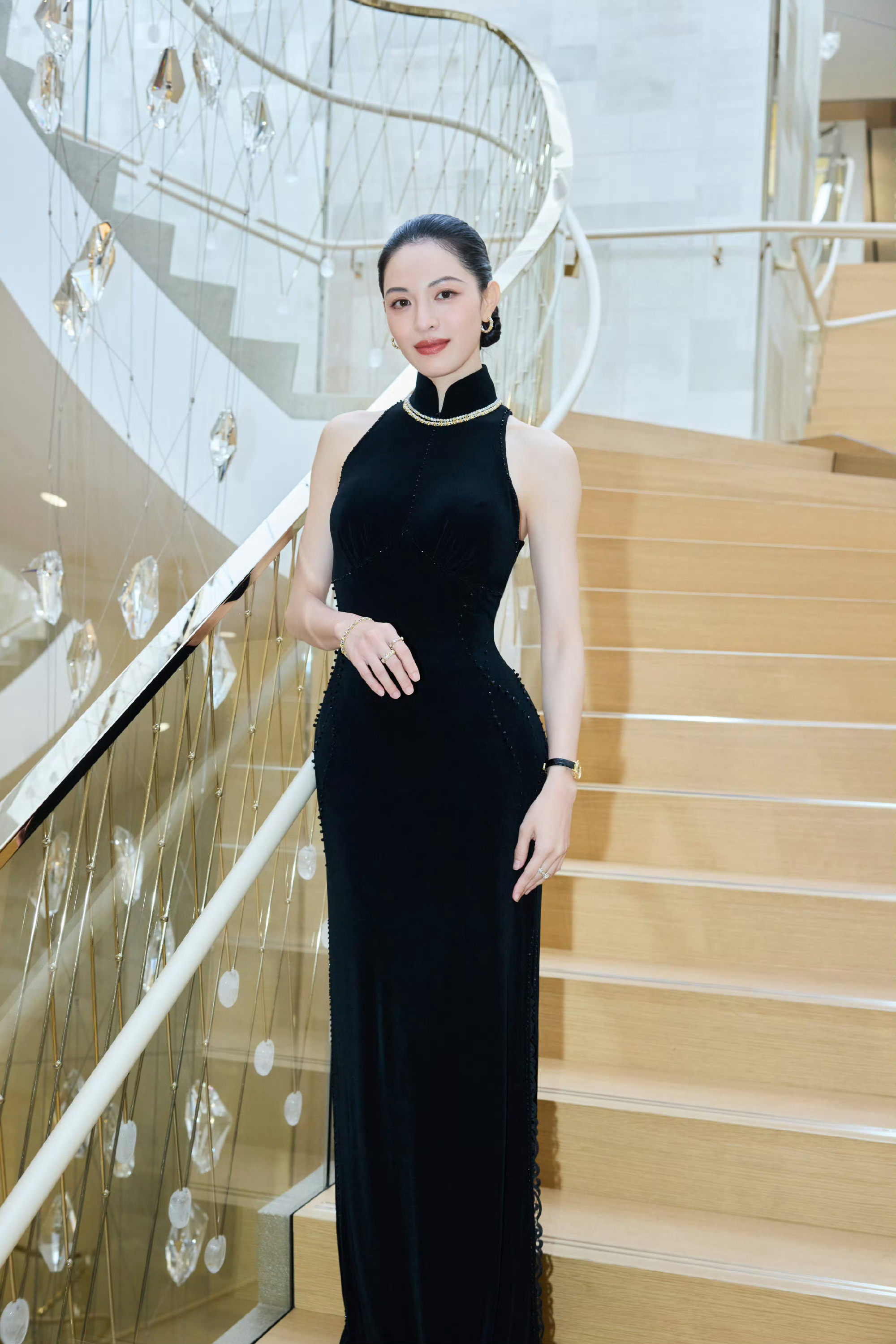 钟楚曦黑旗袍好有东方韵味 