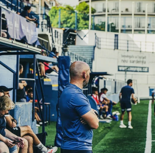 让有些人站场边指挥比赛⚽真的是勉为其难‼️