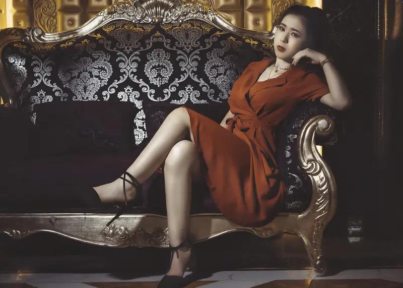 《佳人有约》
春光明媚，
身姿摇曳。
三千青丝，
乌黑柔滑。
苗条淑女，
君子好