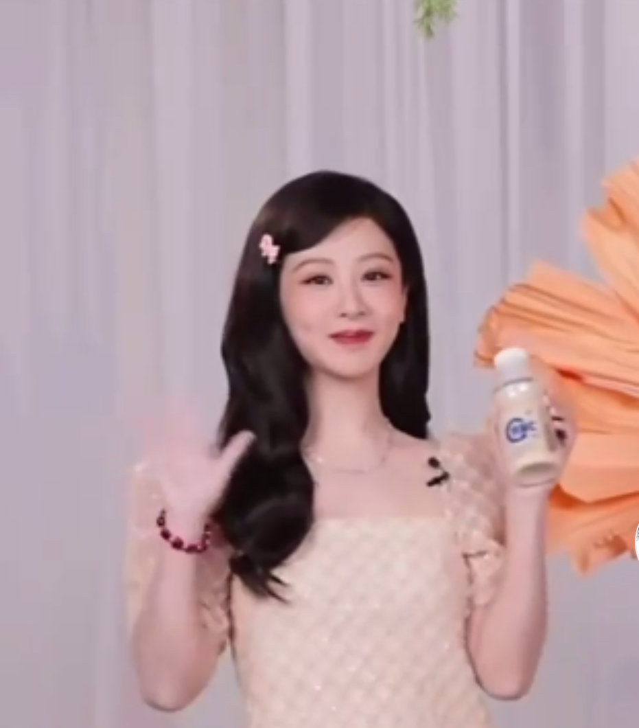 杨紫现身直播鎏金短裙配大波浪下班即上线营业！杨紫鎏金短裙+大波浪造型惊艳直播，元