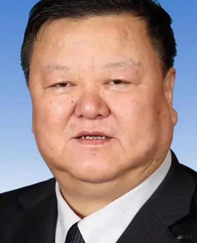 别的不说，光看看他那肥腻的样子，就让人不由的把他贪官联系在一起。
平时定然没有少