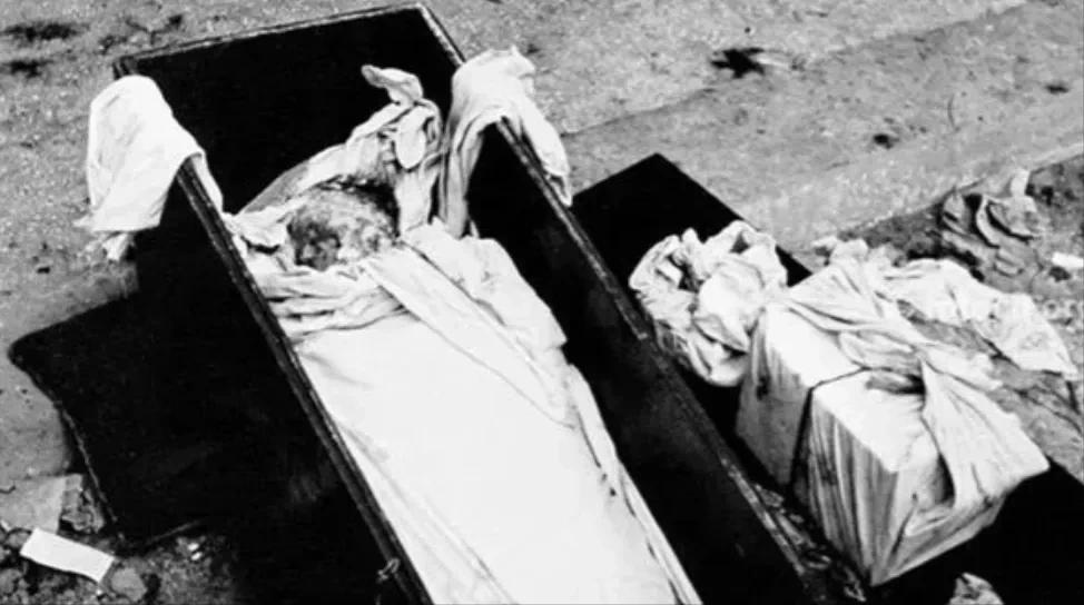 这是一张令人心碎的老照片。1949年12月11日，重庆“戴公祠”内，杨虎城将军的