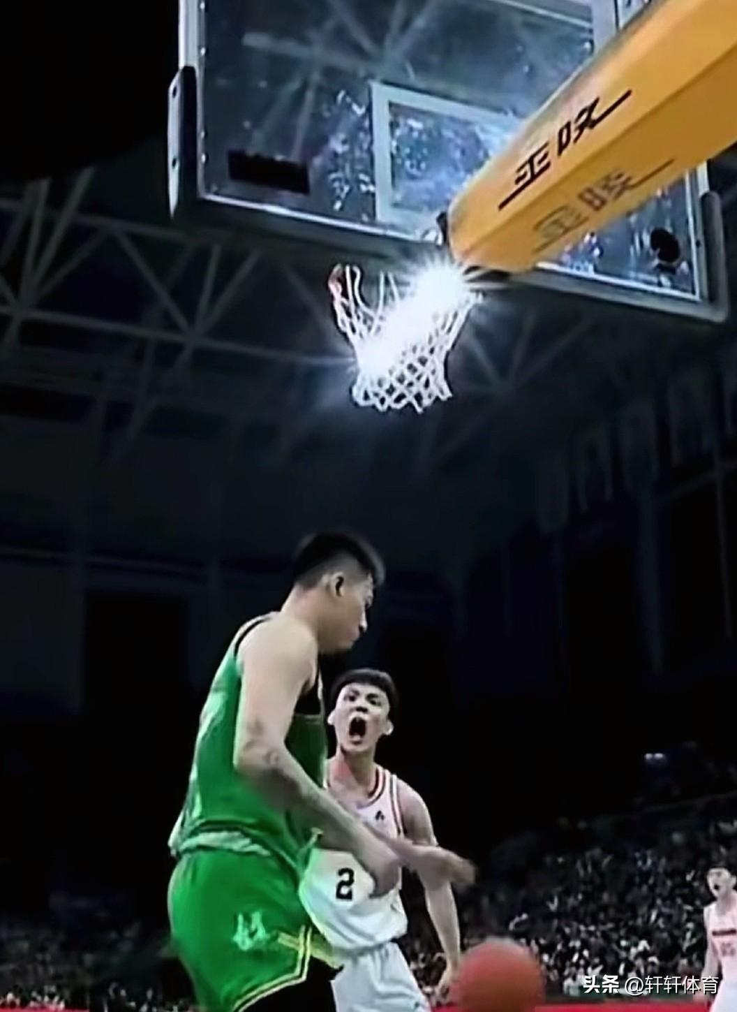 相逢一笑泯恩仇，就在结束的本年度CBA全明星定妆照中，来自上海男篮的张镇麟与广东