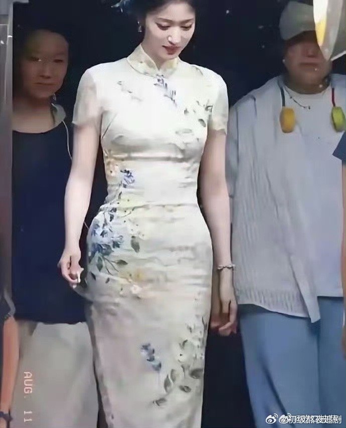 王楚然穿旗袍明显看出胯比正常人大 