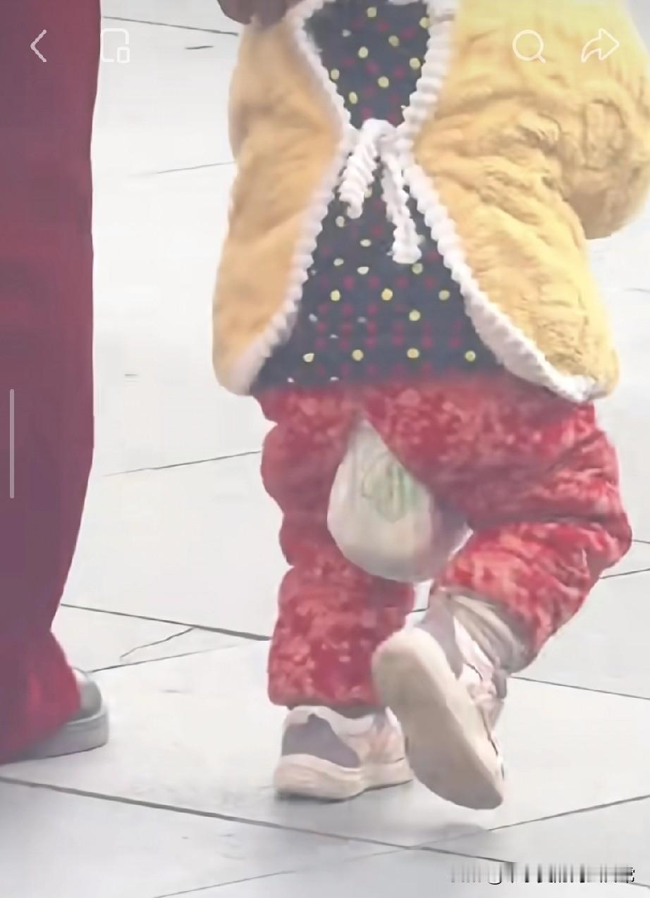 这就是不让老人带小孩的原因!
 
今天刷到这个视频，我瞬间血压飙升！
 
视频里