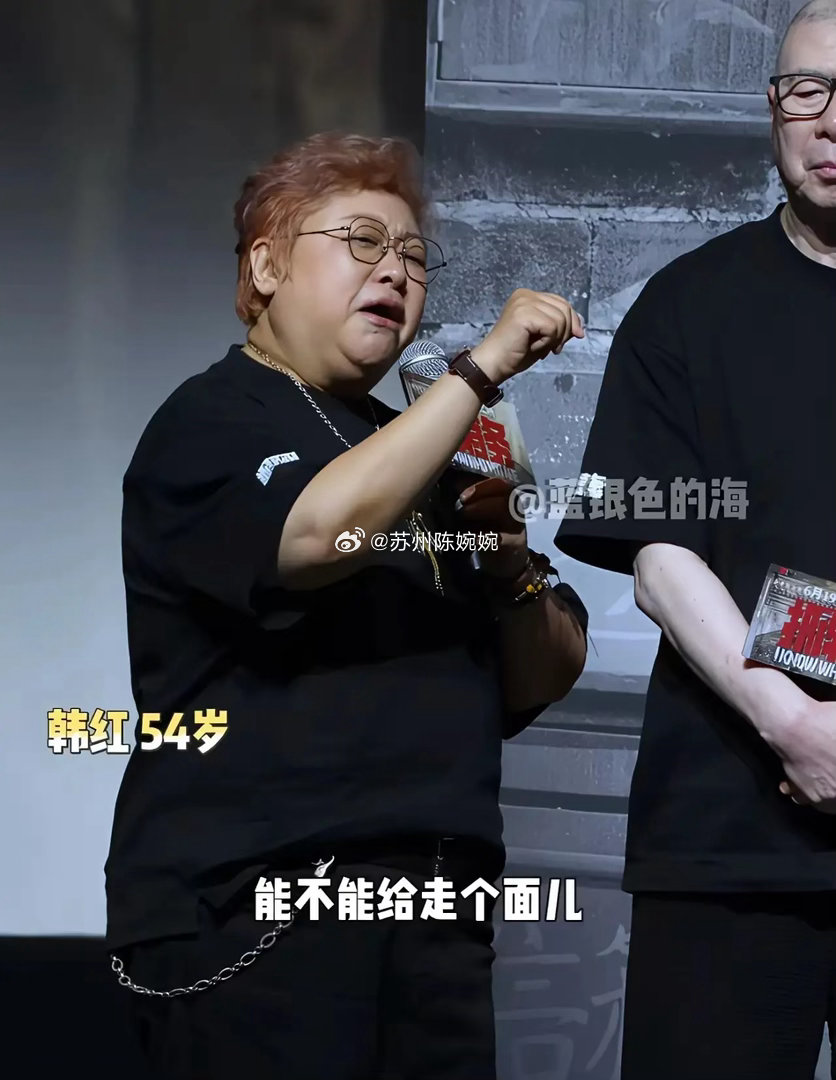 所有明星都别高估自己的路人缘，看韩红就知道了。韩红深耕公益多年，口碑一直是极好的