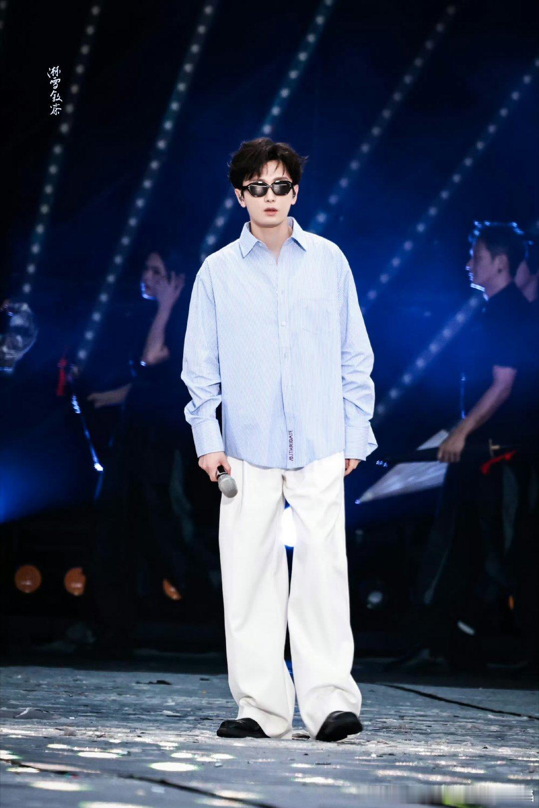 ㅤ 大晚上带墨镜🕶️好滑稽啊