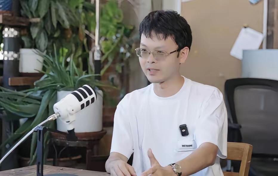宁可丢掉工作，也要抗议将中国列为敌对国家！
就在前不久，从咱们清华大学走出来的A