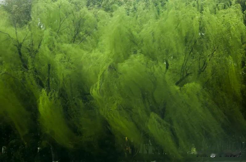 看到“雨打高山绿”这个上联，我脑海里立马冒出几个下联。“风吹碧海蓝”就很不错，雨