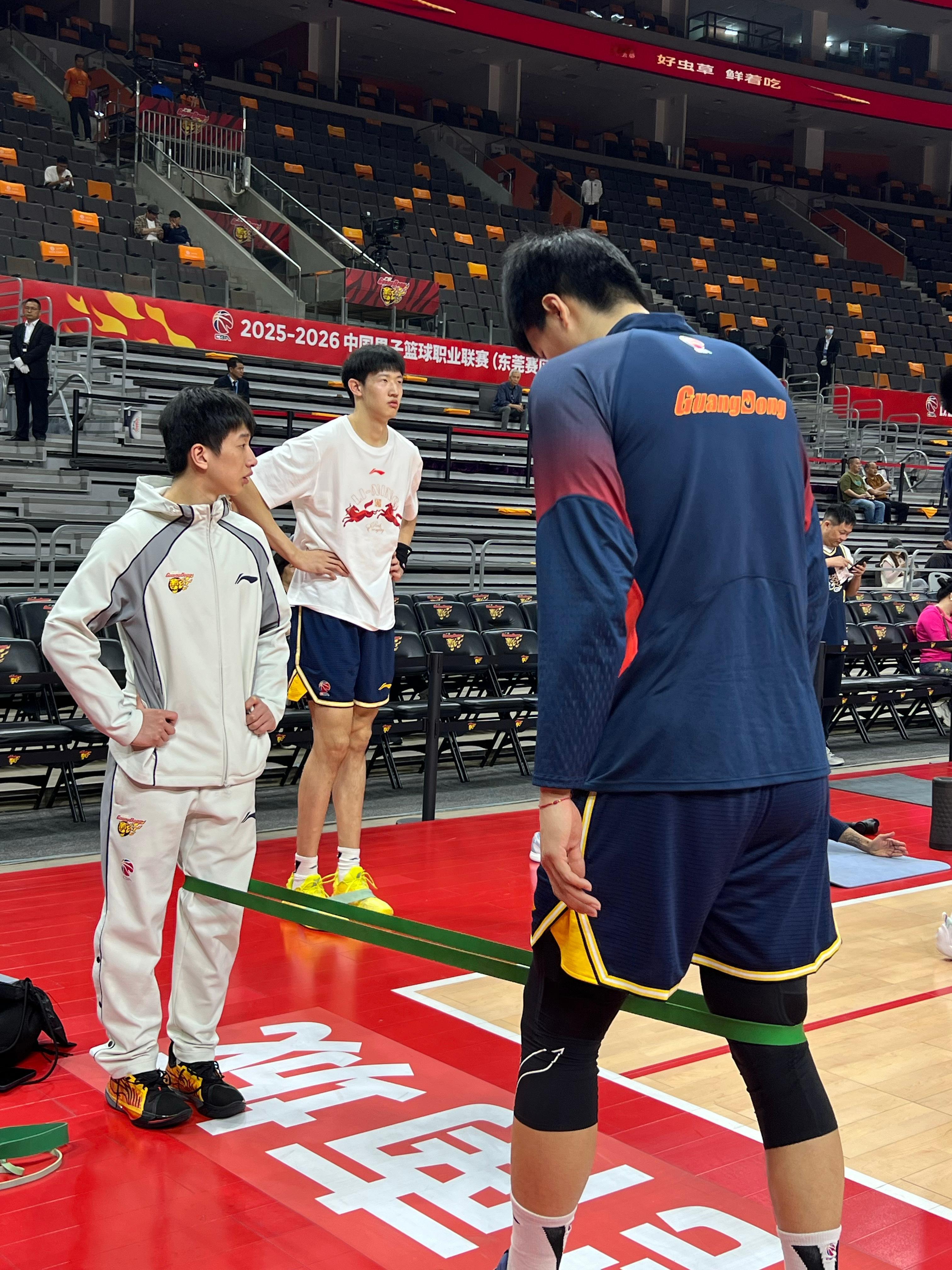 黄明依开始热身了应该是替换发烧的张皓嘉广东宏远 东莞·东莞银行篮球中心