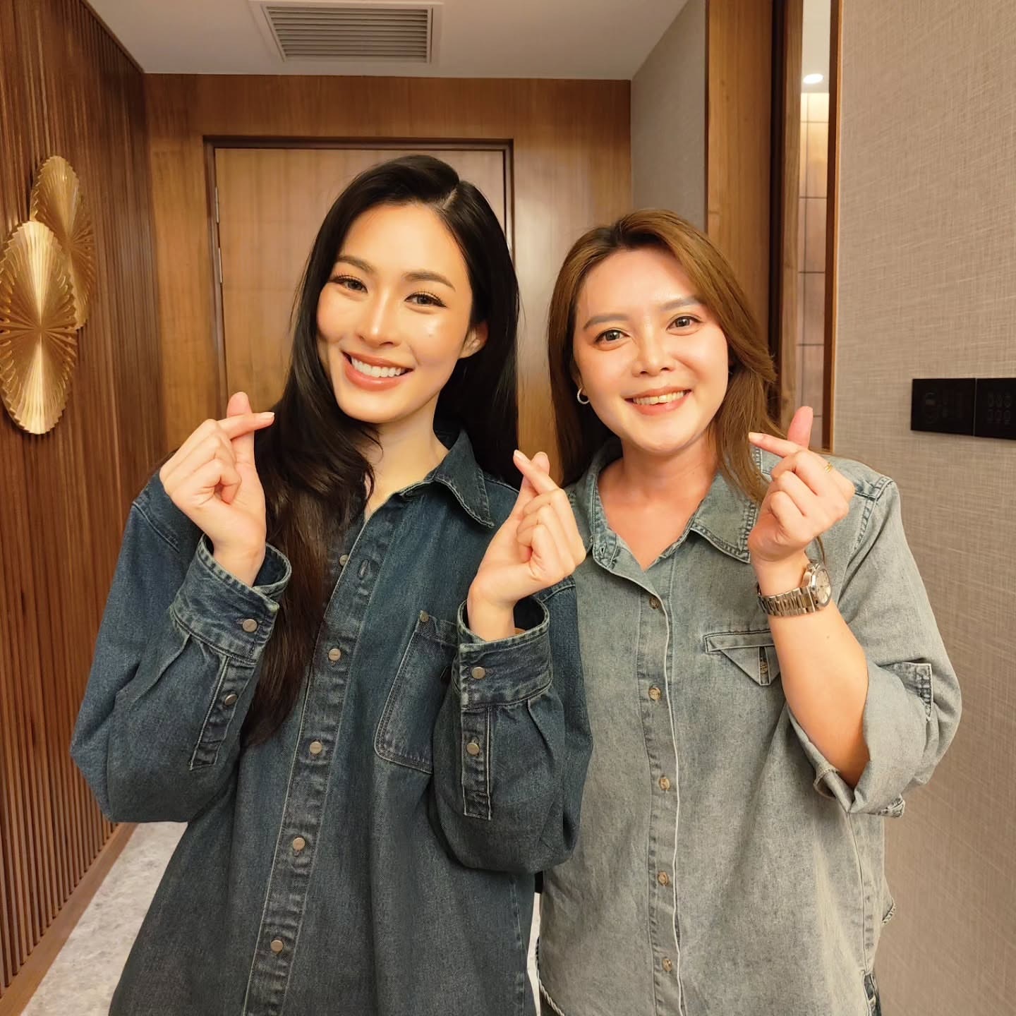 马来西亚Eucerin活动合影“同世一最靓鄺玲玲合照真系好兴奋好紧张💙🩵”“
