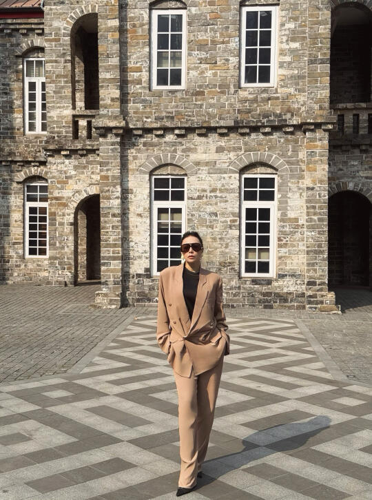 气场超强穿衣低调！