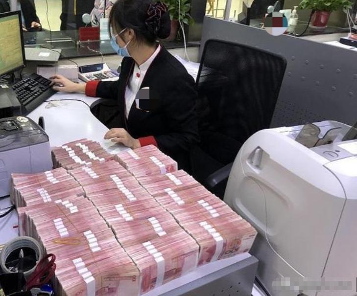 3000万存款约定年利率4%，第三年少付15万利息，银行给到的理由是省内固定的，