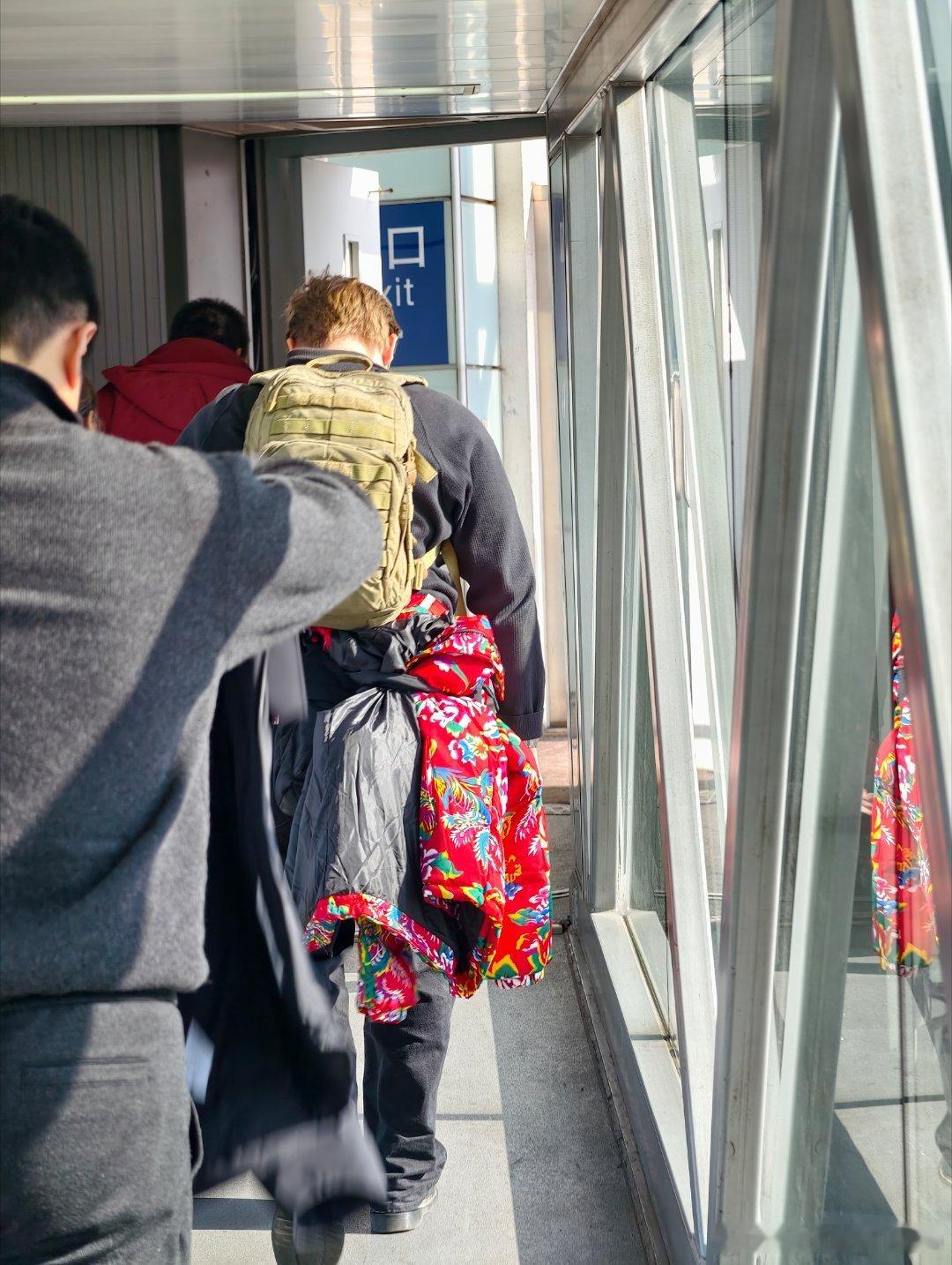 飞机上遇见一个歪果仁从配色上来看他应该很喜欢我们的大东北！ 