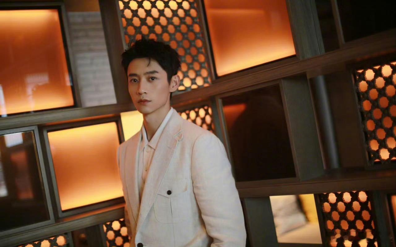 魏大勋魏晨偷摸拉手大侦探 双魏彩排偷摸拉手也太好嗑！灯光暗时手牵手定站位，默契十