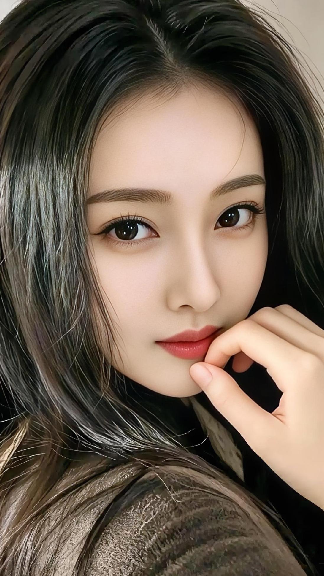 《<眸光轻触的温柔>》

长发如墨，轻抚过肩头，

几缕碎发，摇曳着微光。

指