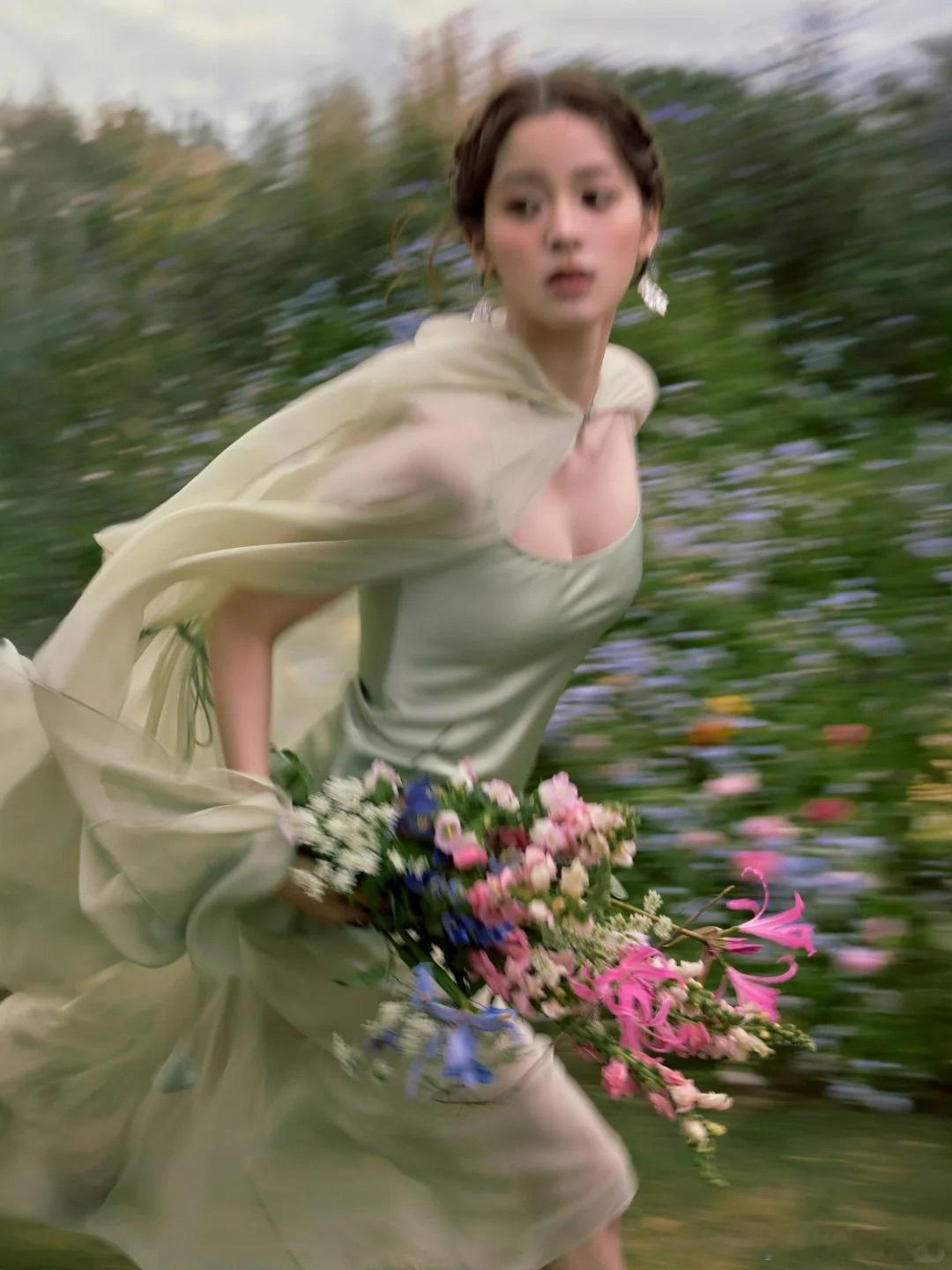 娜娜只需要轻轻发力碾压一群 这些图居然都是娜娜自己策划的不得不佩服娜娜的艺术品味