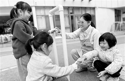 问题“演出来” 策略“练出来”
保育员也会教孩子
龚周丽

　　保育员带孩子们玩