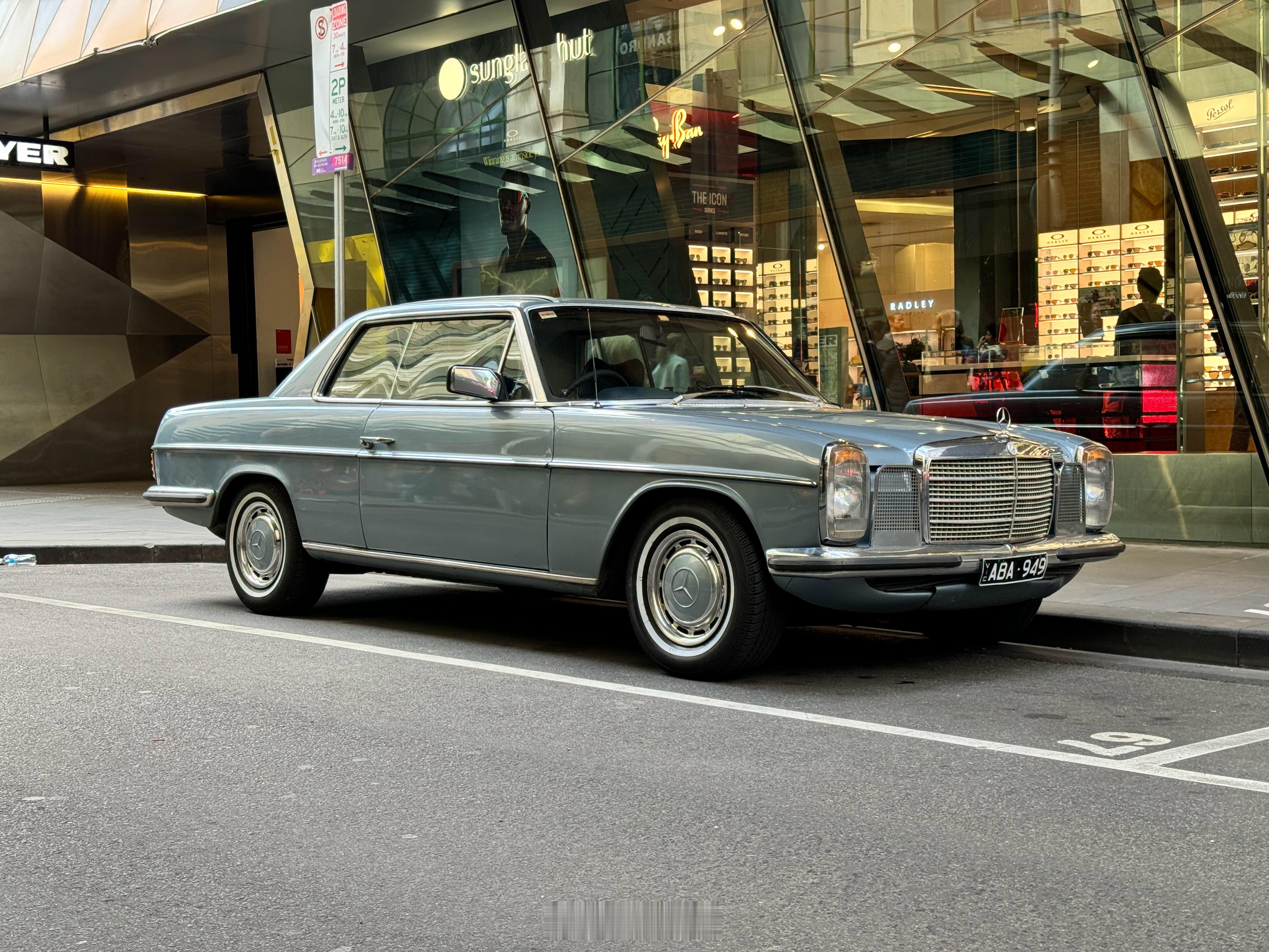 上世纪70年代的产物，两门coupe，经典！W114 280CE，在这边3万澳币