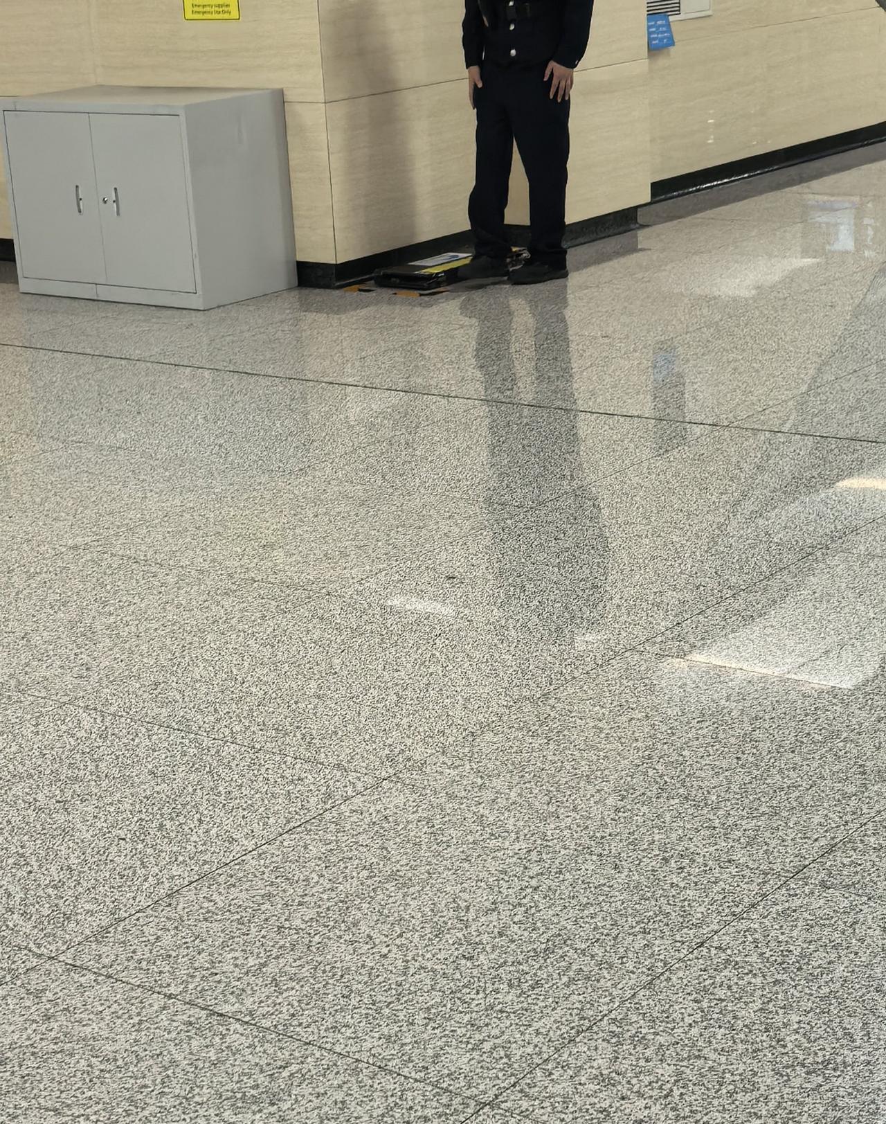 刚刚坐地铁时候在地铁站看到一位坐轮椅的小哥，从进地铁站一直到上地铁，一路被地铁安