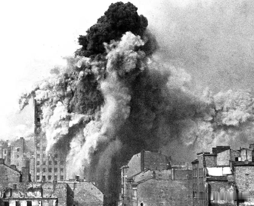 1944 年 8 月 28 日，华沙的保诚大厦被卡尔臼炮”发射的 600 毫米炮