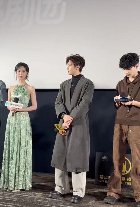 #侯明昊 用微软雅黑是想给剧组省钱# 侯明昊太可爱了吧，说因为其他特效非常占用经