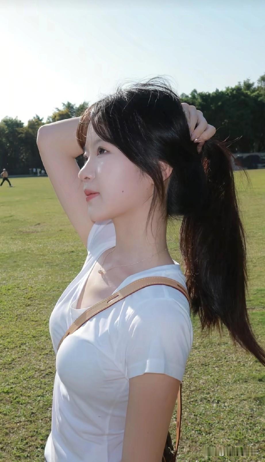 阳光下的少女，青春洋溢，微风轻拂发梢