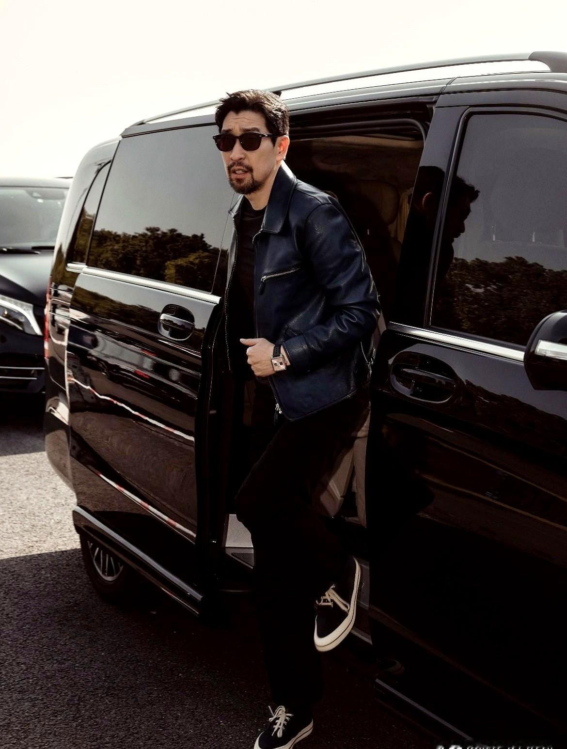 都说男人怕老，但53岁的王千源站在黄景瑜旁边，竟然一点没输。

最近上海F1赛场