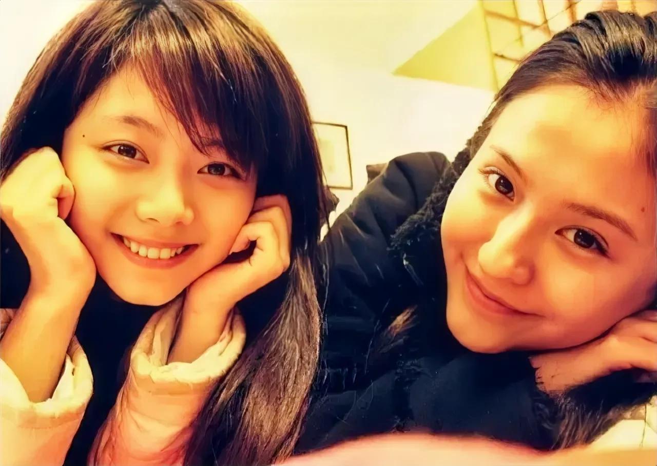 热依扎和谭松韵合影，两个都是《甄嬛传》中的颜值担当。