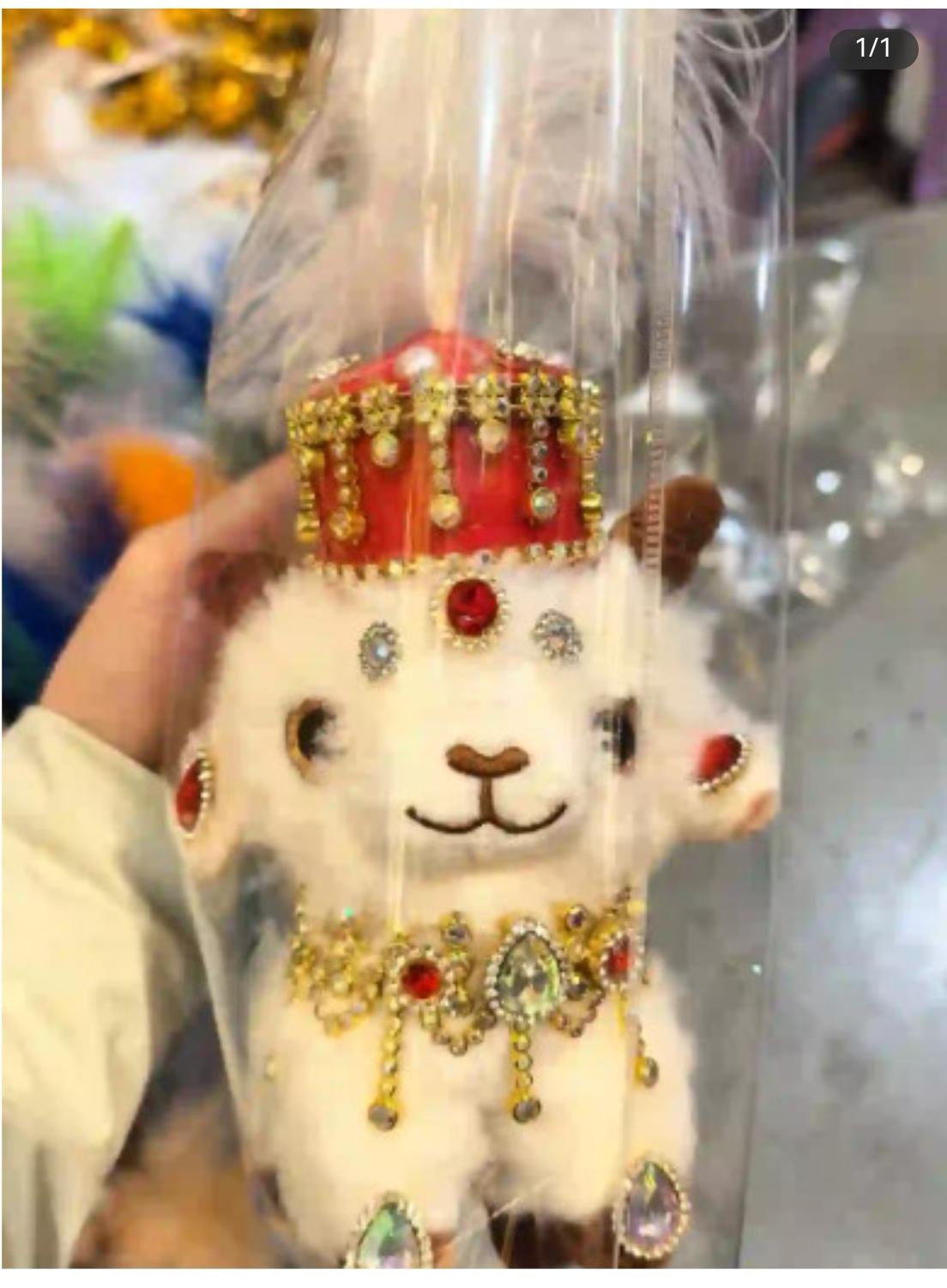 乌鲁木齐"小羊哥"阿卜都拉，19岁，每天只睡3到4个小时，凌晨4点还在赶工做手工