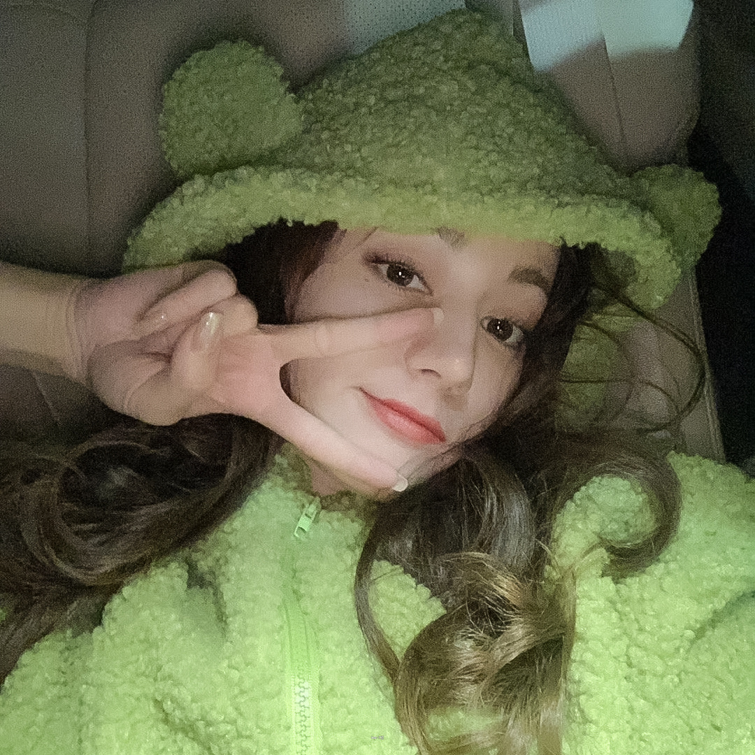 萌萌的比耶自拍迪丽热巴