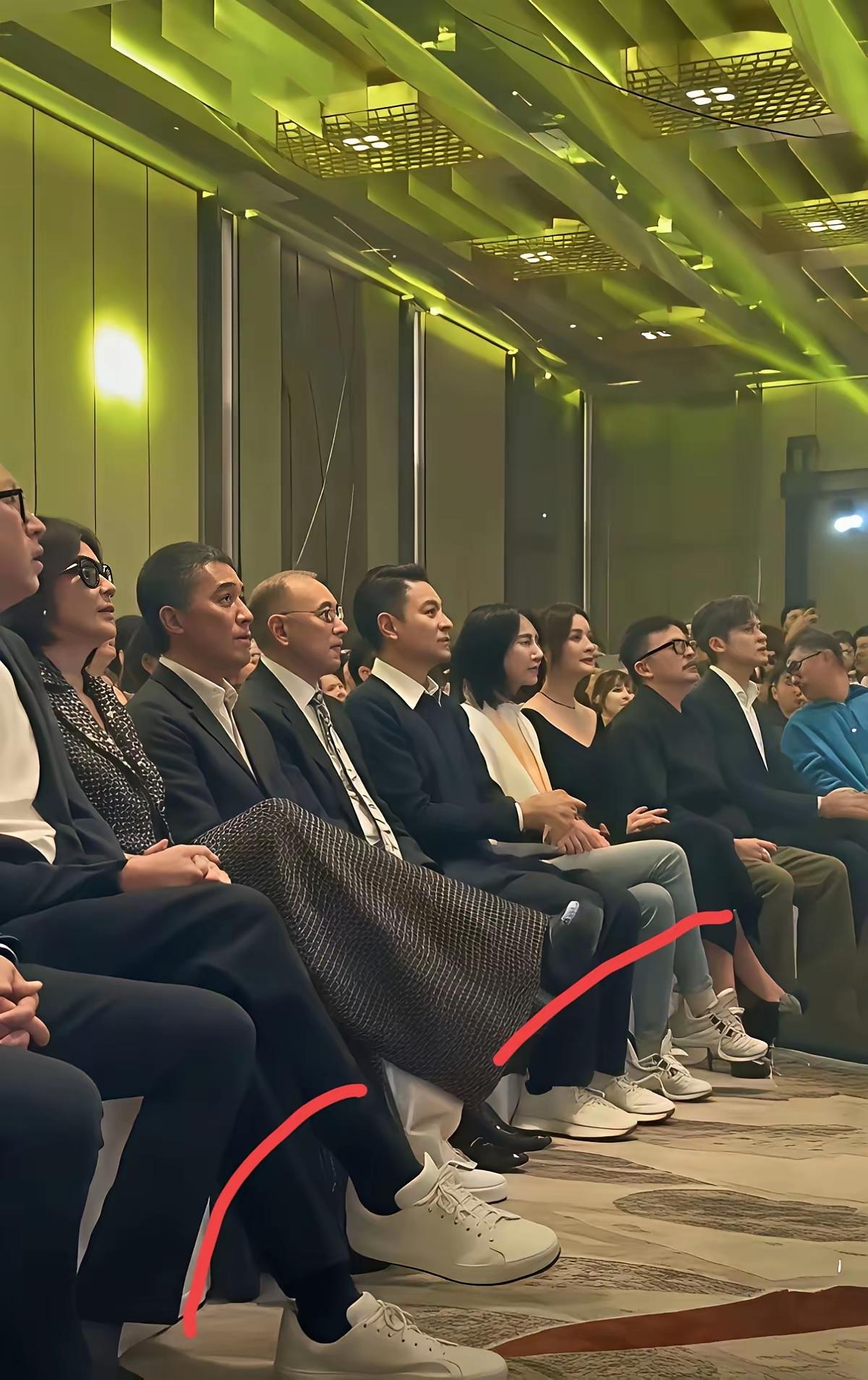 放眼望去，清一色的白色旅游鞋。为何香港的大明星在公共场合都钟情于穿运动鞋呢？
只