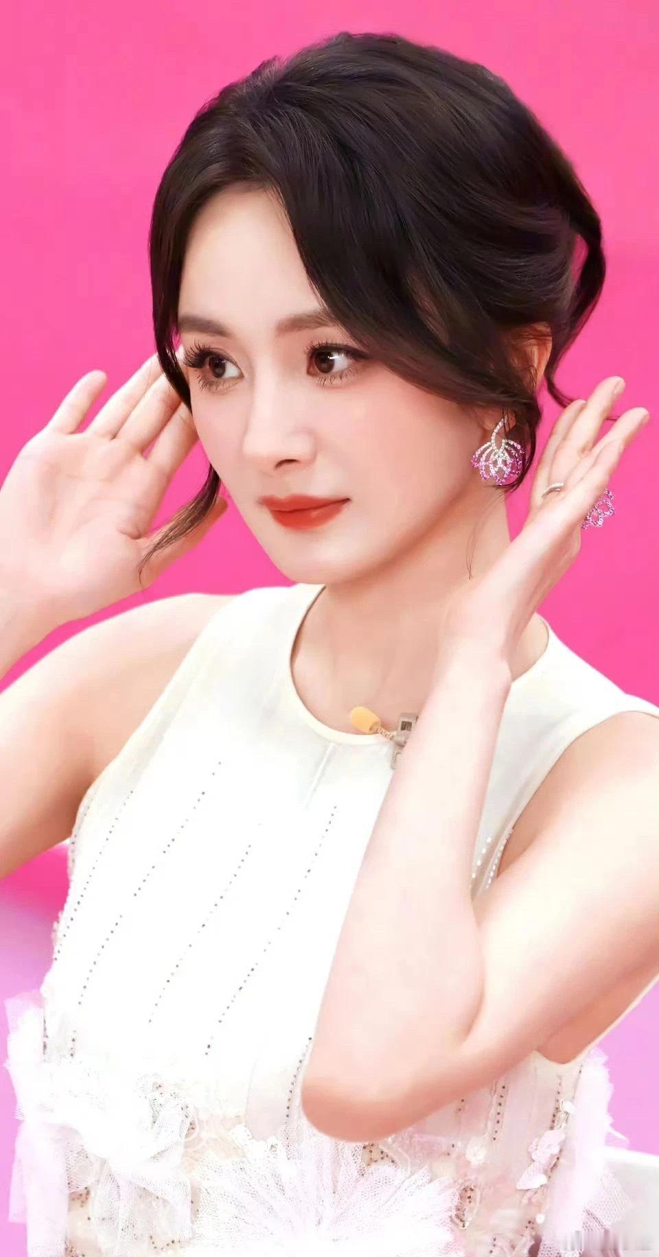刘浩存下一部戏深度接触女性悬疑剧《一路灿烂》，搭档闫妮、马苏。刘浩存没出事之前的