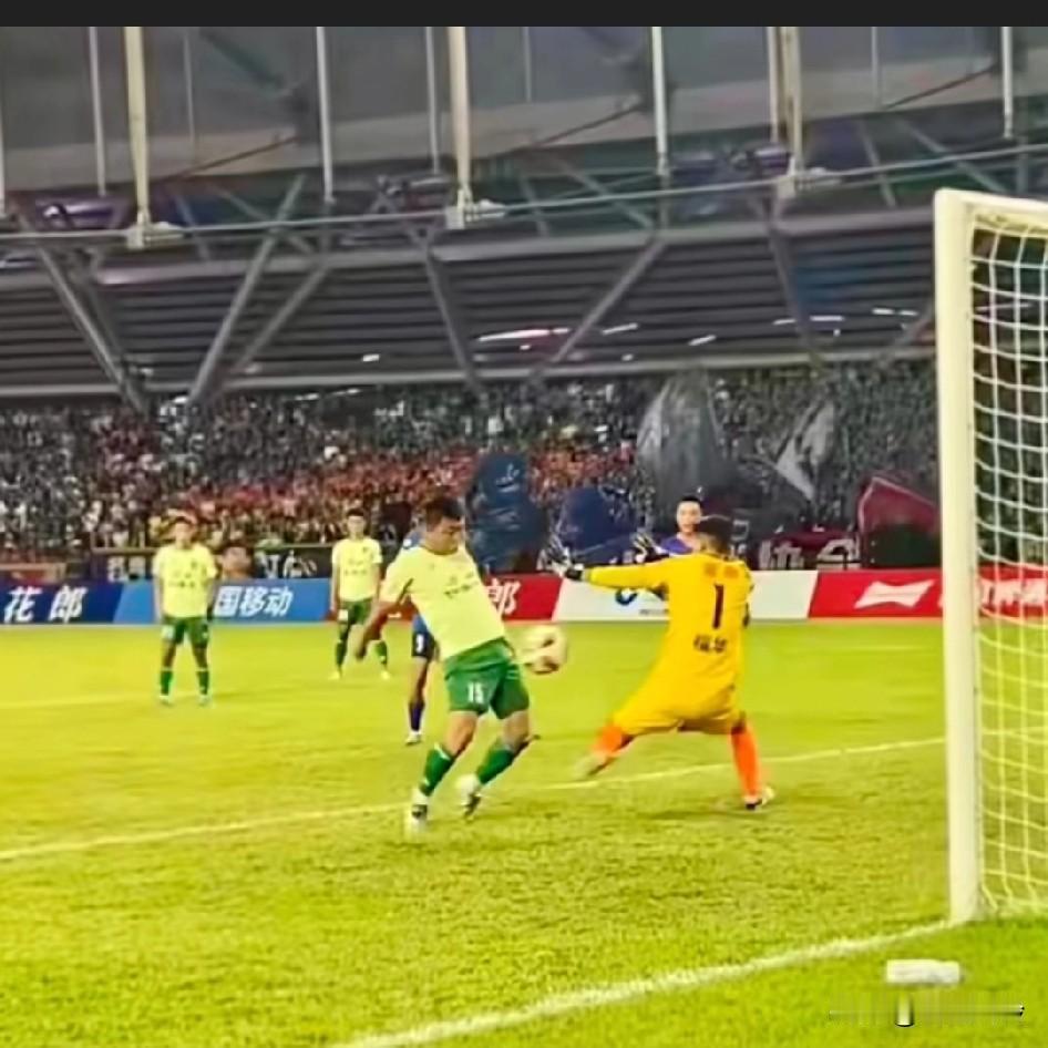 川超最佳进球他终于来了，凉山好汉果然名不虚传，蜀王诚不欺我
守门员都吓得愣住了，