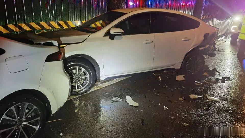 【爱车安全贴士 北京街头一小车，一晚上竟撞了三次！司机还离奇“消失”？行车记录仪