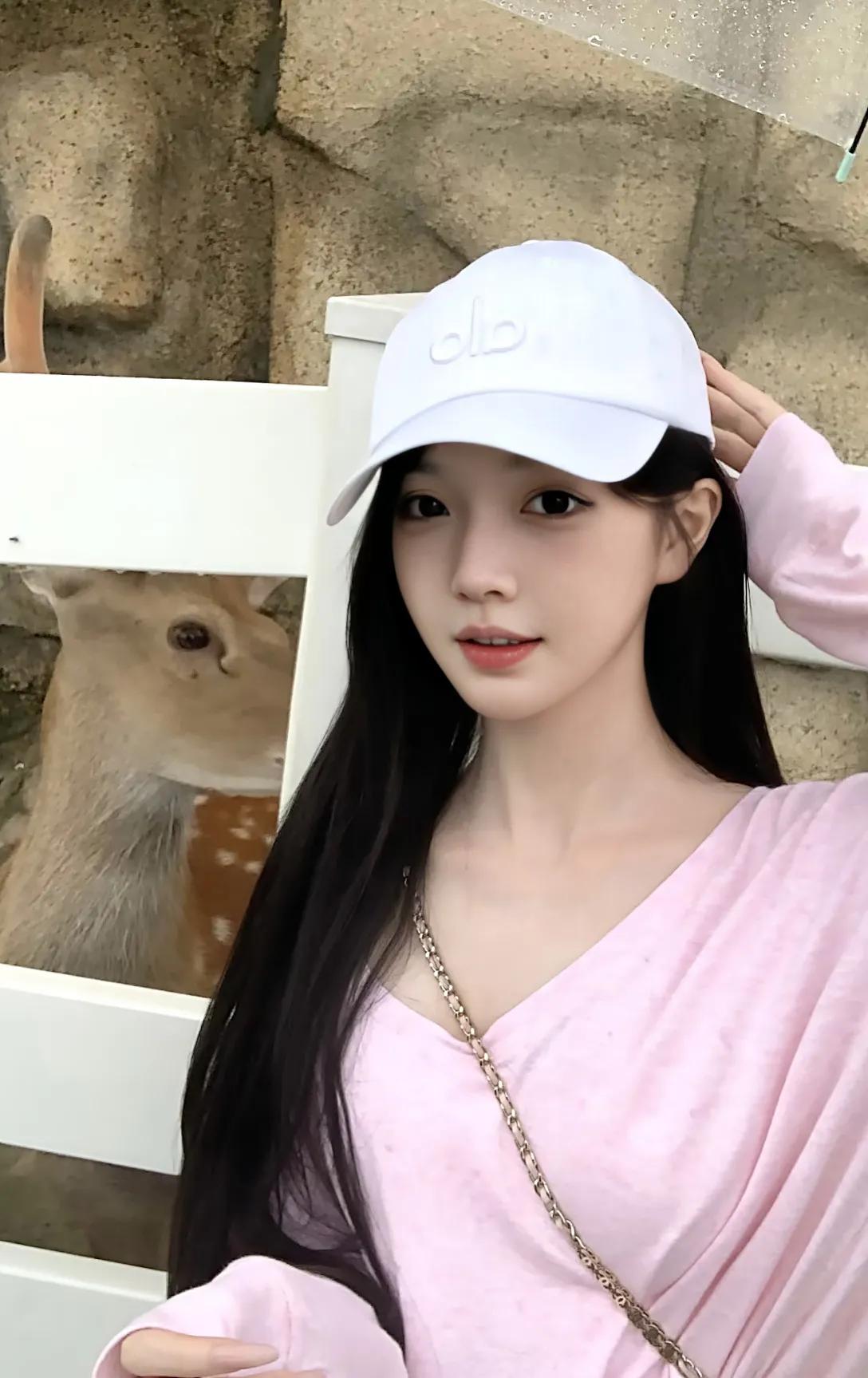 自然美肯定不是整容脸网红脸和浓妆艳抹那种。
自然美应该是一种气质，落落大方自信的