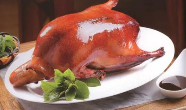 街边烤鸭店里，18元一只的烤鸭吸引着众多食客，可活鸭的市场价通常在50元以上，这