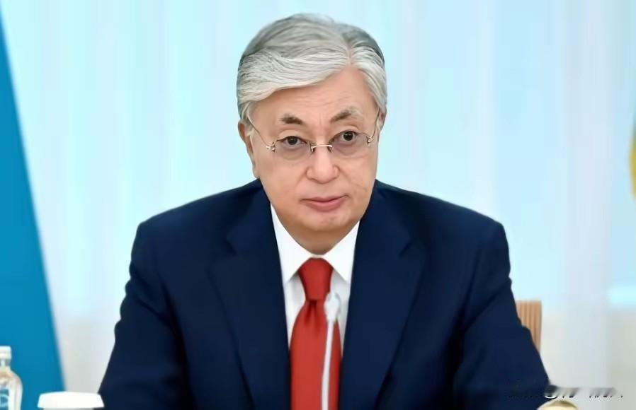 托卡耶夫这回可真把“小国大外交”玩出花了！刚在日本签完37亿美元的稀土大单，转身