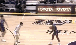 NBA令人震惊的三次肘击！
图一：马龙肘击托马斯，托马斯脸部缝了40多针。
图二