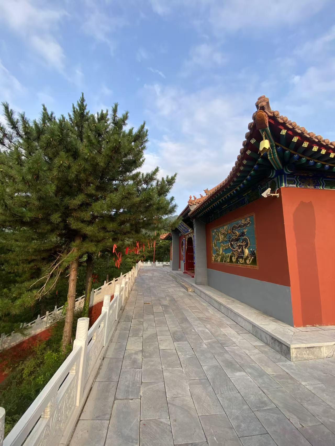 可怜天下父母心。
      早上去汾河源头公园的雷鸣寺附近转转，寺后面有座不算
