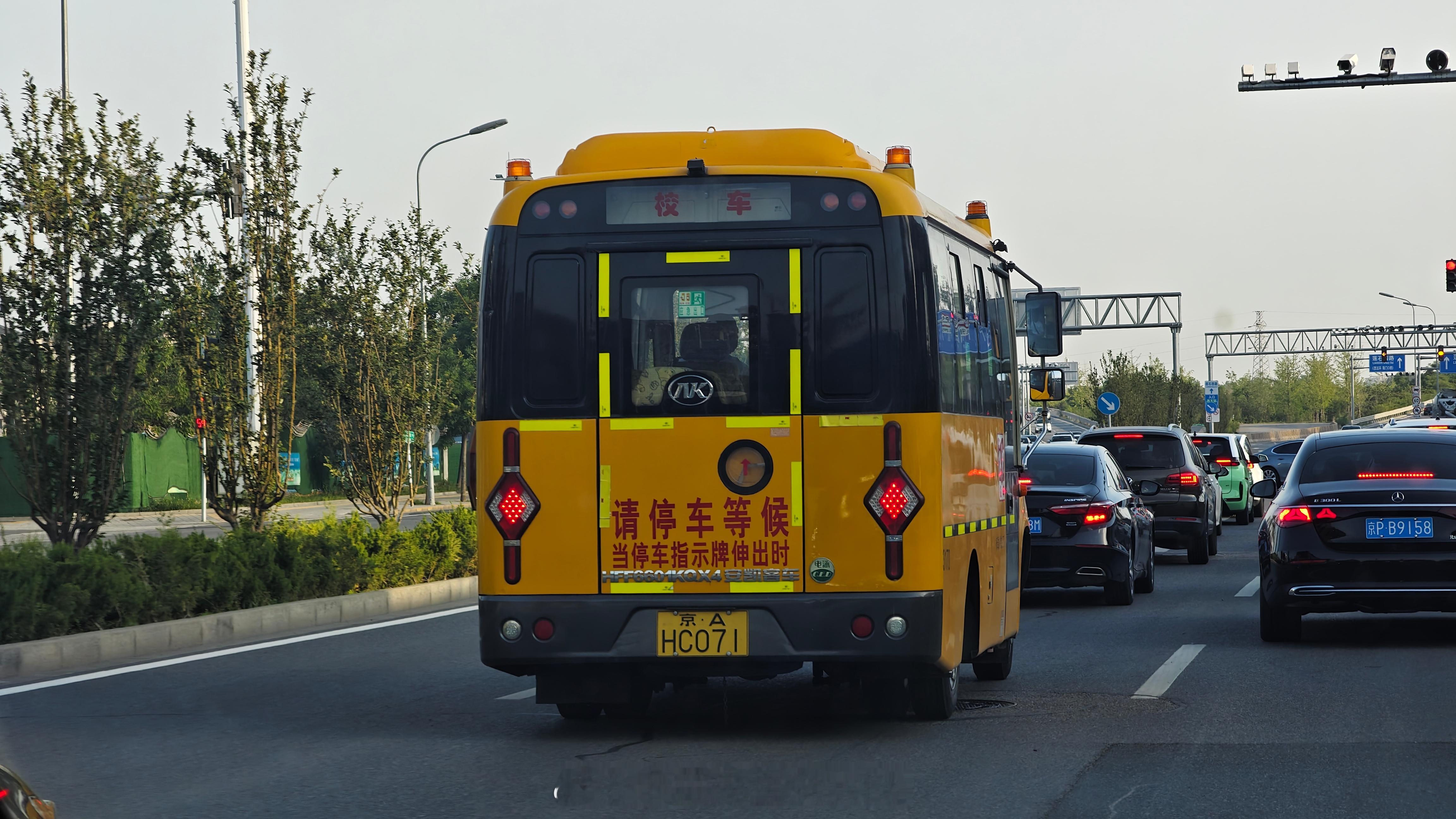 宫灯造型尾灯[允悲]上一个这么搞的还是CA72吧[允悲]大v聊车 ​​​
