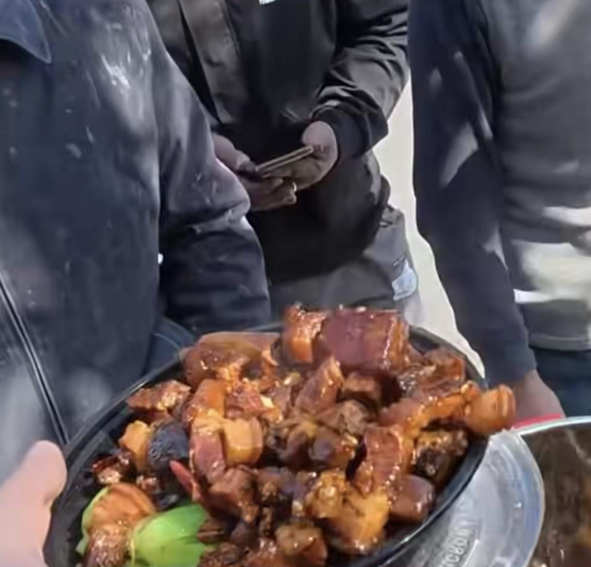 宁波，27岁设计师辞职
在宁波工地卖盒饭
给工人师傅每份10元，肉多到满出来，他