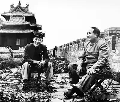 这张照片是1954年5月20日在北京故宫西北角楼外侧的城墙上拍摄的，是记录毛泽东