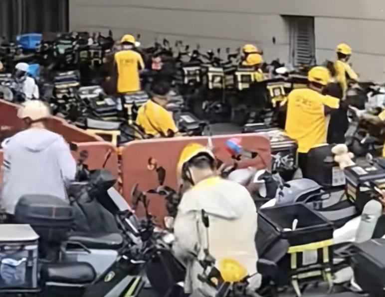 一觉醒来外卖员的天都塌了！不仅是电动车行业有了新国标，骑手行业也有了新国标！
就