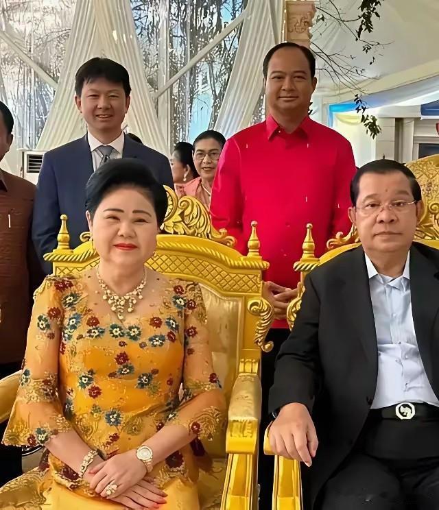 名副其实的珠光宝气，与国家的现实形成强烈的反差。据研究这类型的国家都这么豪气。