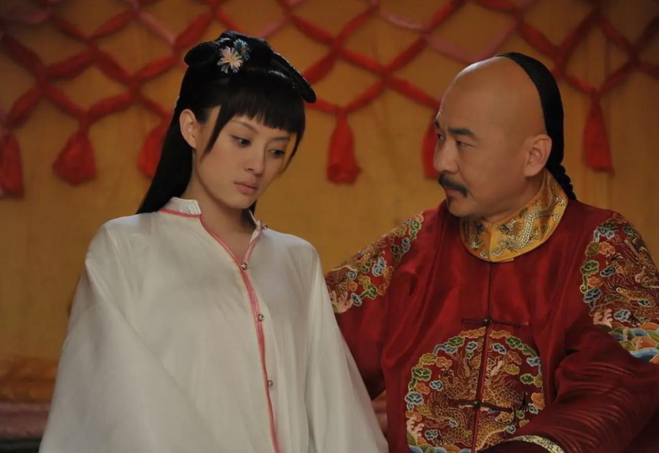 当年，拍《甄嬛传》时，28岁的孙俪与40岁的陈建斌有一场沐浴戏，孙俪衣衫单薄，羞