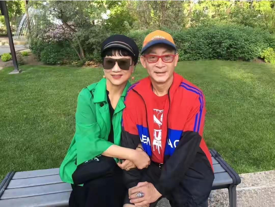 六小龄童夫人于虹端庄大方，她出生在北京的军人家庭，中国内地女演员、中国电视剧制作