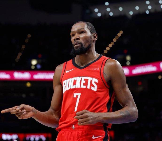 杜兰特火湖G1出战成疑 湖人东契奇、里夫斯确定缺席明日火湖G1，同时官方伤病报告